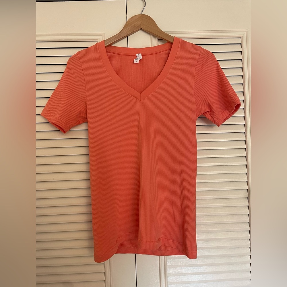 Athleta Renew Seamless V-Neck Tee - size small